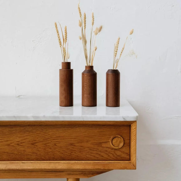 Trio de vases en bois teinté noyer
